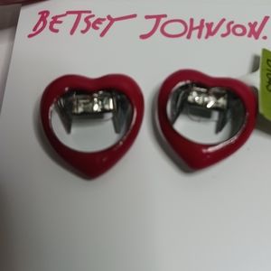 Red lips and fangs earrings